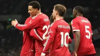 Liverpool vence Tottenham com gol de Isak e atuação dominante no clássico!