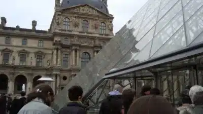 Louvre registra danos significativos após vazamento em acervo egípcio