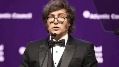 Flávio Bolsonaro anuncia candidatura à Presidência em 2026 com apoio de Bolsonaro