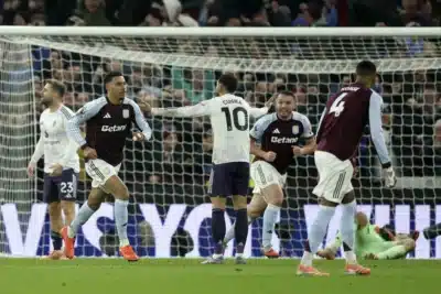 Aston Villa vence Manchester United com gols de Rogers e garante vaga na disputa pelo título