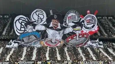 Corinthians faz homenagem com mosaico e torcida em apoio à equipe!