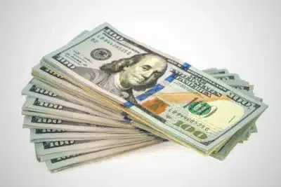 Dólar sobe no Brasil com Lula na frente e expectativa para decisões do Fed