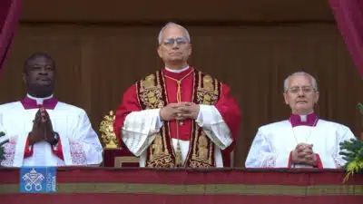 Papa Francisco concede Urbi et Orbi em mensagem natalina de esperança e compaixão