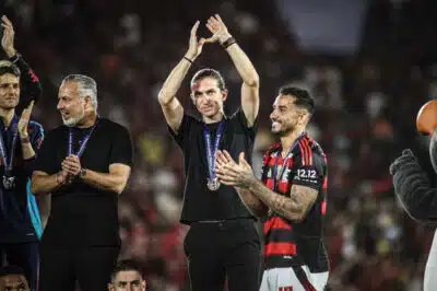 Filipe Luís e Flamengo anunciam renovação de contrato até 2026: “Época mágica” no clube