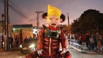 Guatemala queima pinhata gigante de Trump em protesto a políticas de imigração