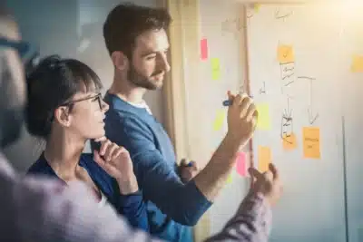 Liderança sênior e estratégia aberta: colaboração e inovação para o futuro empresarial