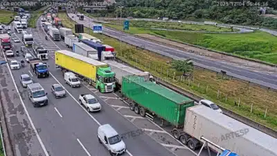 Acidente com Carretas Paralisa Rodoanel; Trânsito em Congestionamento Severo