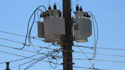 Aneel aprova regulamento para compartilhamento de postes entre distribuidoras e telecomunicações