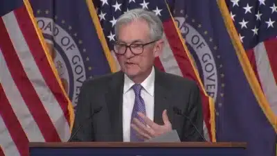 Federal Reserve mantém juros altos em meio a inflação e divergências no Fed