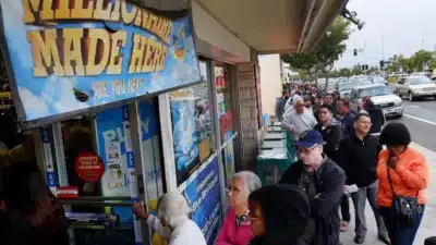 Homem de Califórnia ganha US$1,8 bilhão na Powerball e planeja ajudar moradores de rua