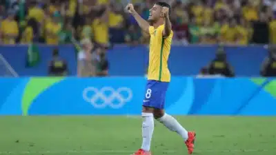 Rafinha anuncia aposentadoria após conquista olímpica e longa carreira no futebol