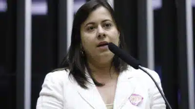 Deputado Glauber Braga Ocupa Cadeira na Câmara em Protesto e Gera Íntenso Clima