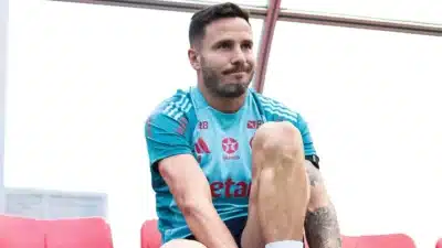 Saúl Ñíguez sofre com lesão na perna e futuro no Flamengo é incerto