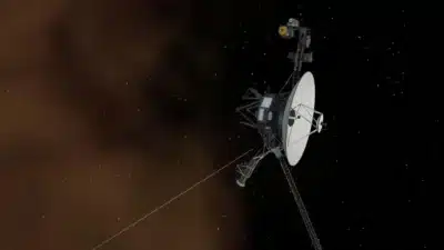 Voyager 1: Nave Espacial Alcança Dia-Luz, Quebra Recordes no Espaço Profundo