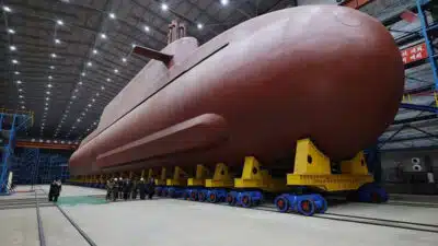 Coreia do Norte: Kim Jong Un Supervisiona Construção de Submarino Nuclear e Testes de Mísseis