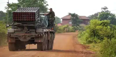 Exército Tailandês e Camboja Trocam Ataques na Fronteira Disputada