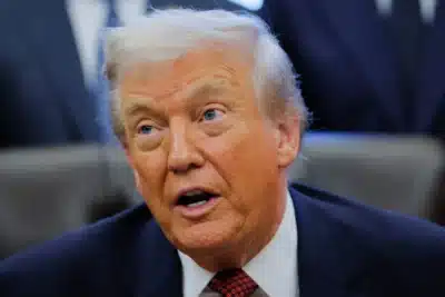 Trump minimiza fotos com Jeffrey Epstein e nega envolvimento em caso