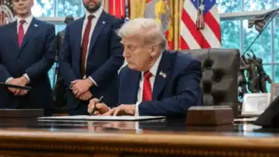 Trump aumenta decretos executivos e enfrenta desafios na Suprema Corte em 2025