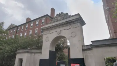 Atirador Mata Estudantes em Universidade de Rhode Island – Tragédia em Providence