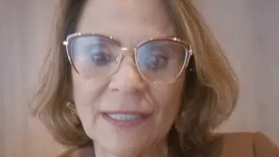 Damares Alves revela tratamento contra o câncer e apoio a Bolsonaro em vídeo