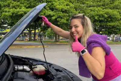 Mulher Pioneira Ensina Mulheres a Consertar Carros e Empodera Movimento