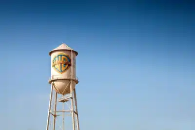 Warner Bros. Discovery rejeita oferta hostil da Paramount e causa alerta em EUA