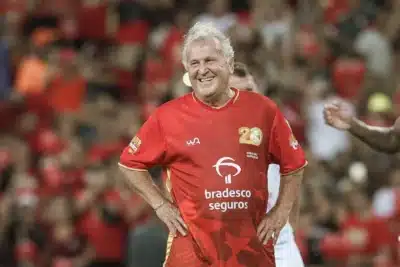 Jogo das Estrelas: Zico e Ídolos do Futebol Celebram 21 Edições no Maracanã!