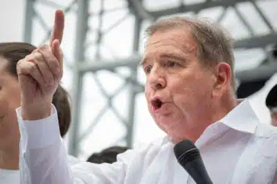 María Corina Machado cobra transição democrática na Venezuela após declarações de Macron