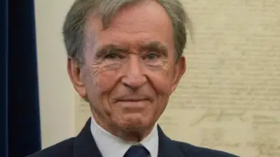 Arnault perde US$ 67 bilhões com tarifas de Trump sobre champanhe e vinho