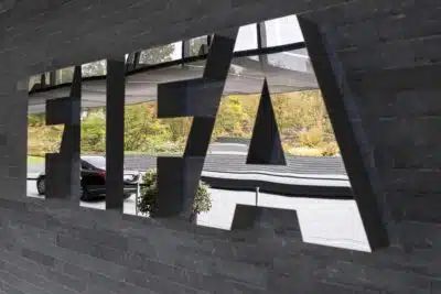 FIFA impõe “transfer ban” a clubes por inadimplência financeira e atrasos nos pagamentos