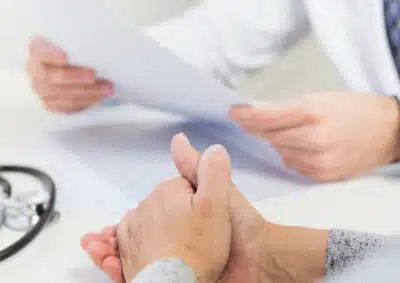 Médicos brasileiros em crise: falta de confiança e riscos à saúde do país