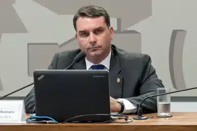 Flávio Bolsonaro acusa Lula e propõe debate sobre eleições e Venezuela