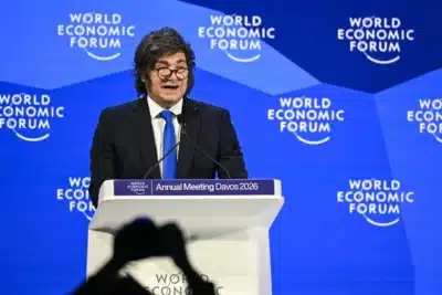 Javier Milei apresenta estratégia econômica em Davos com foco em “ensinar a pescar”