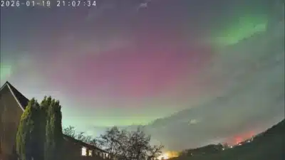Aurora Boreal Surpreende em Localizações Incomuns da Europa e Groenlândia