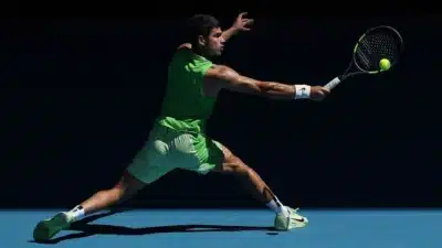 Alcaraz conquista vitória estratégica e avança no Australian Open 2024!