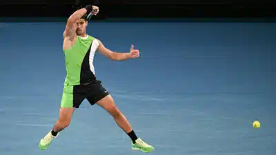 Alcaraz Destaca com Vitória e Avança no Australian Open: 6-3, 7-6(2), 6-2