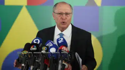 Alckmin critica relevância da Venezuela no comércio e acusa Trump de acusações contra Maduro