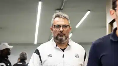 Alexandre Mattos xangace com jornalista após empate do Santos e Corinthians