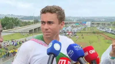 Nikolas Ferreira encerra jornada de 240km em Brasília contra STF e apoio a Bolsonaro