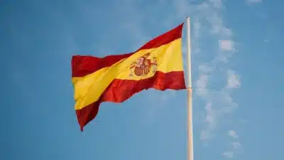 Trem Descarrila em Barcelona: 15 Feridos e Maquinista Gravemente Ferido