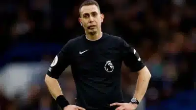 Ex-árbitro da Premier League, David Coote, tem pena suspensa por caso grave