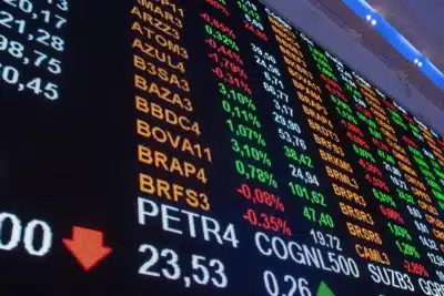 Ibovespa oscila em dia cauteloso com queda do petróleo e Brent