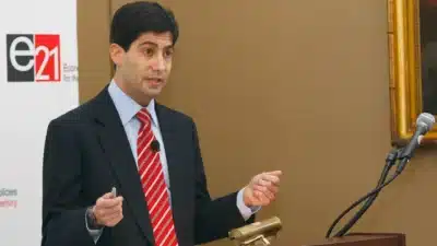 Kevin Warsh Assume Liderança do Fed: Experiência Trump e Alinhamento no BC Americano