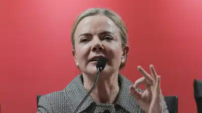 Gleisi Mara Rosa deixa ministério para disputar Senado no Paraná em 2026