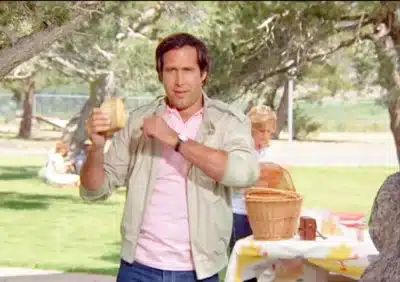 Chevy Chase Revela Abusos na Infância em Novo Documentário Impactante