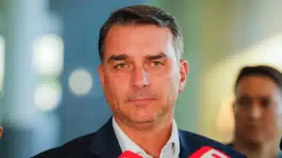 Flávio Bolsonaro denuncia tratamento desumano de Bolsonaro na prisão e pede ação