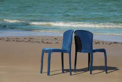 Tramontina lança Cadeira Marina feita com plástico reciclado de praias brasileiras