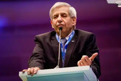 Ministra Moraes Autoriza Visitas de Cabeleireira a Heleno em Prisão Domiciliar