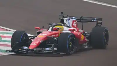 Hamilton e Mercedes Brilham em Shakedown Explosivo de Barcelona!