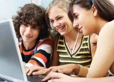 AAP Alerta: Novo Guia Revolve Uso de Tecnologia por Crianças e Adolescentes